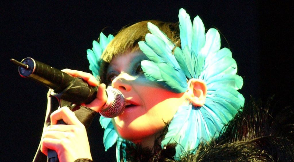 Entre gemidos y ruidos de tránsito: presentación de Björk decepciona a fanáticos